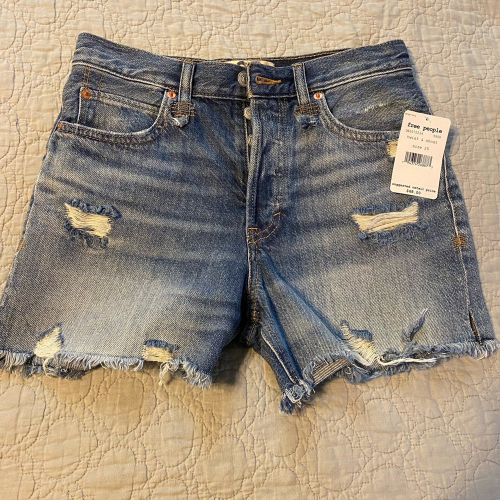 New with tags Free People Makia shorts. Color Twist & Shout size 25.